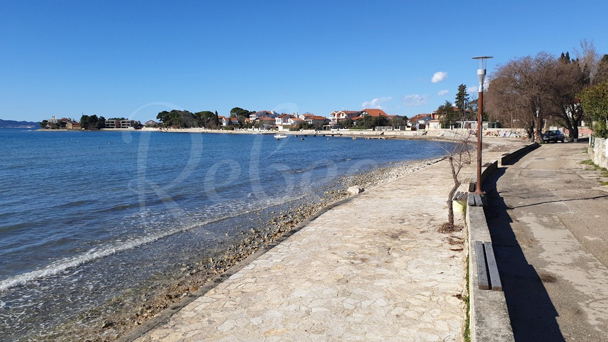 Zadar, Sukošan, hiša na plaži s 5 apartmaji (399m2), 1. red do morja + caffe bar