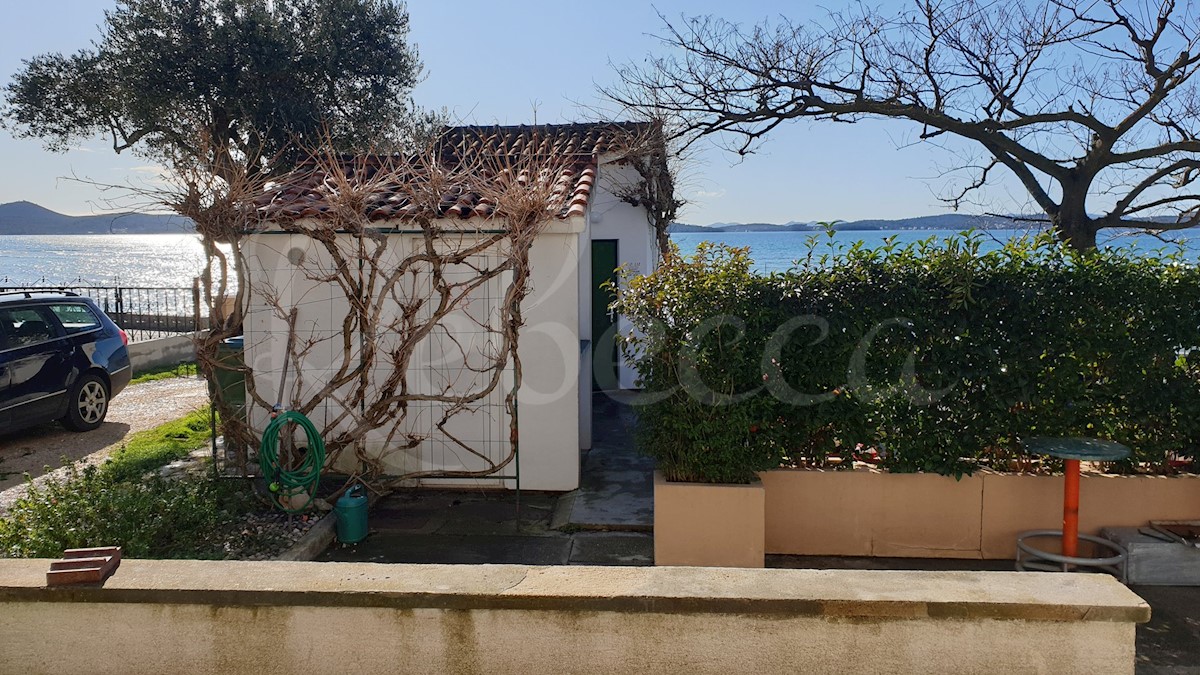 Zadar, Sukošan, hiša na plaži s 5 apartmaji (399m2), 1. red do morja + caffe bar