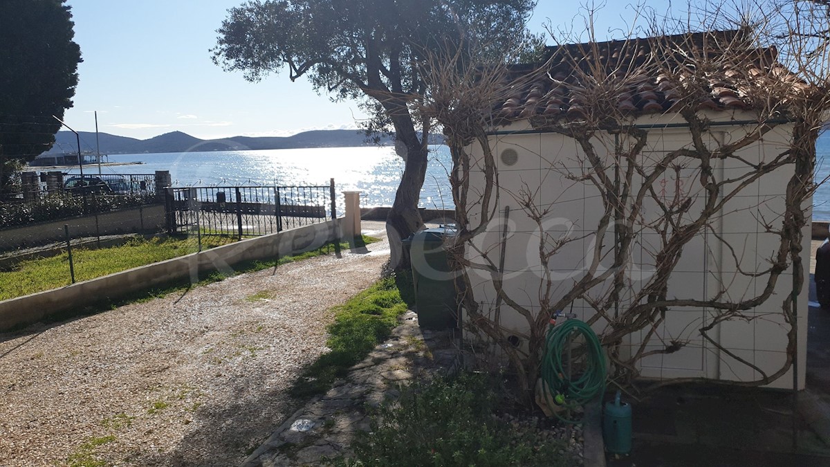 Zadar, Sukošan, hiša na plaži s 5 apartmaji (399m2), 1. red do morja + caffe bar