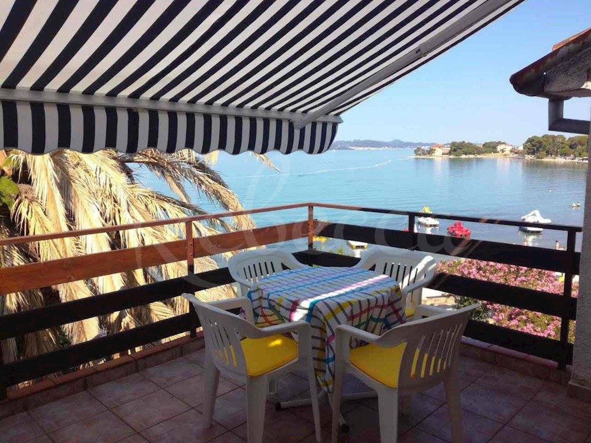 Zadar, Sukošan, hiša na plaži s 5 apartmaji (399m2), 1. red do morja + caffe bar