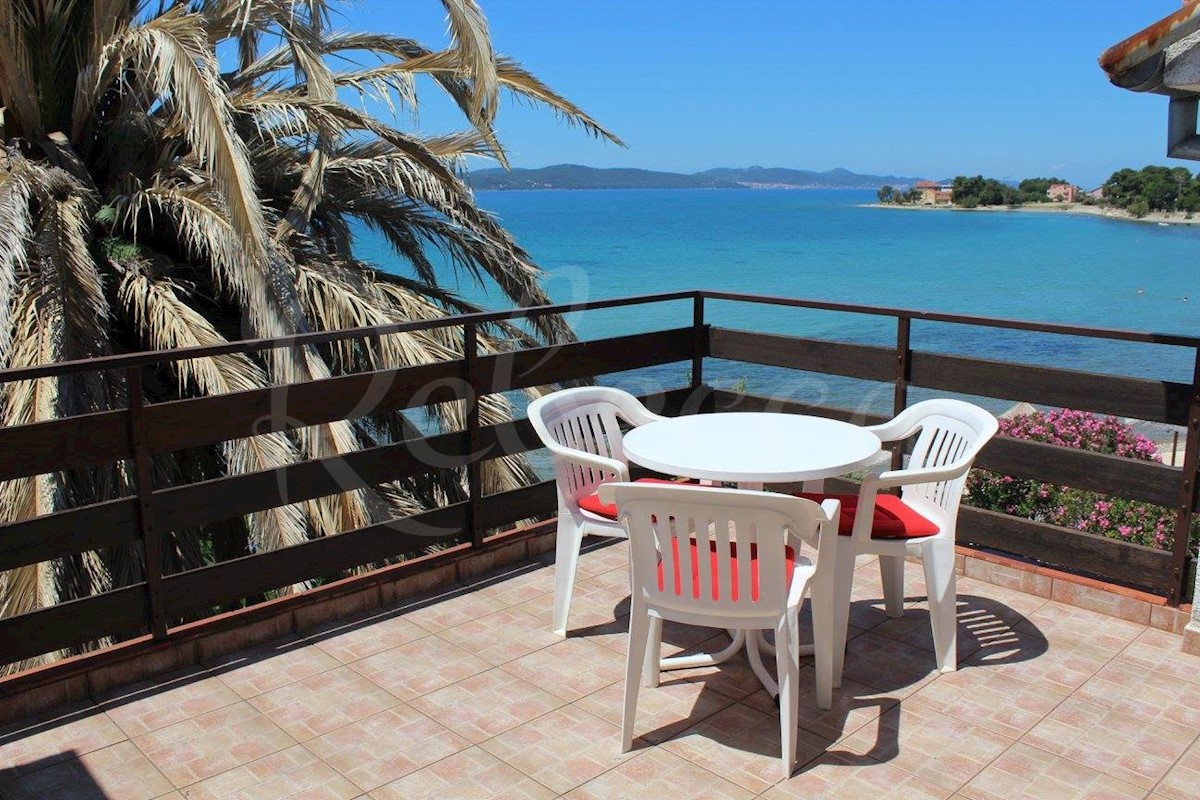 Zadar, Sukošan, hiša na plaži s 5 apartmaji (399m2), 1. red do morja + caffe bar