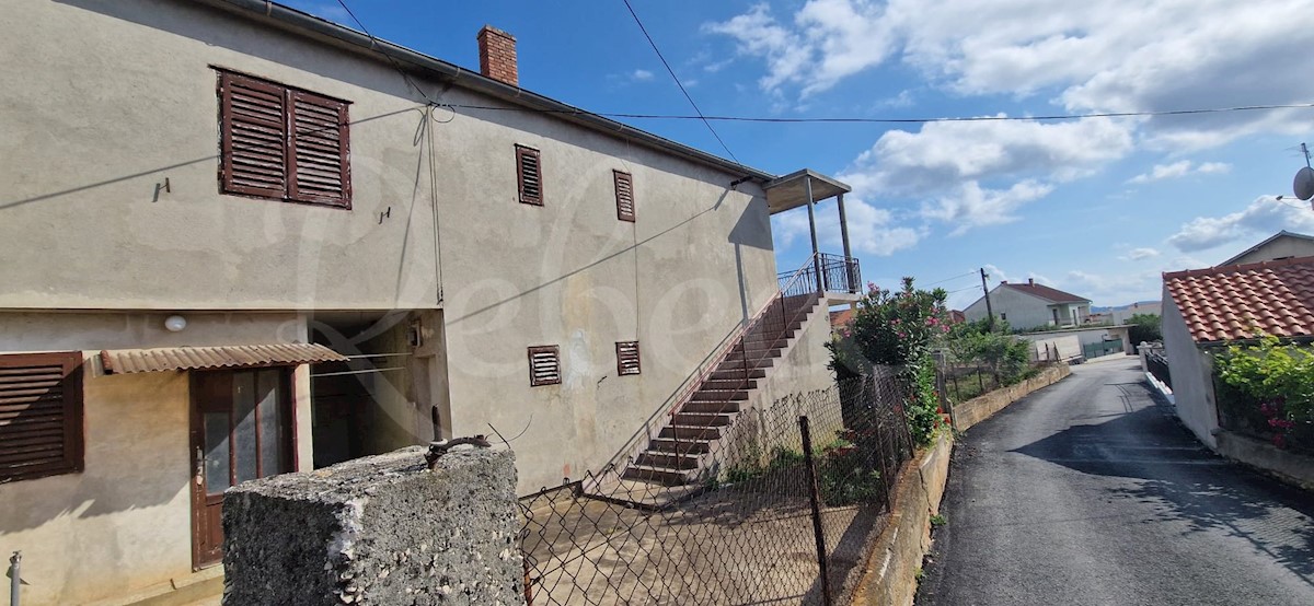 Zadar, etaža (208m2) z garažo in pomožnim objektom na velikem zemljišču, TOP lokacija