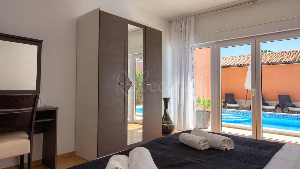 Vila z bazenom, 380 m2, Medulin