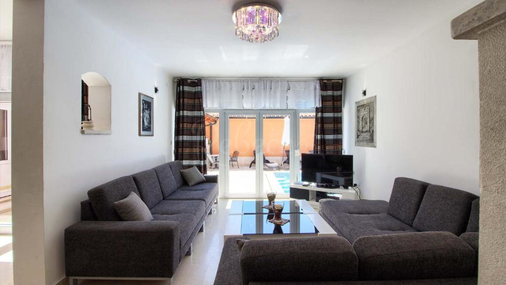 Vila z bazenom, 380 m2, Medulin