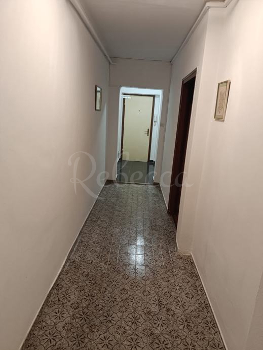 Stanovanje 60 m2, 2 prostora, garaža, središče, Pula