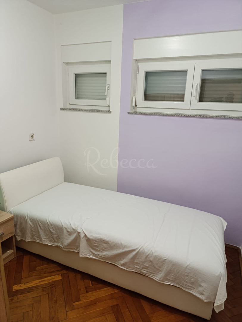 Stanovanje 60 m2, 2 prostora, garaža, središče, Pula