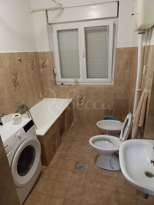Stanovanje 60 m2, 2 prostora, garaža, središče, Pula
