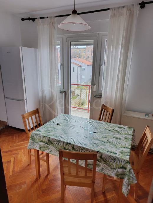 Stanovanje 60 m2, 2 prostora, garaža, središče, Pula