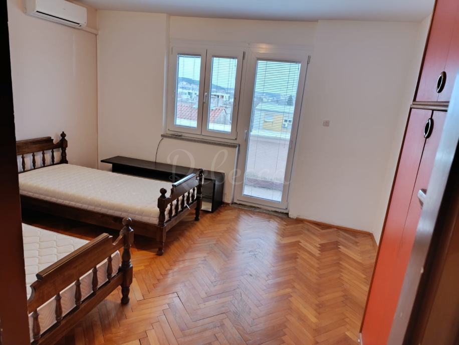 Stanovanje 60 m2, 2 prostora, garaža, središče, Pula