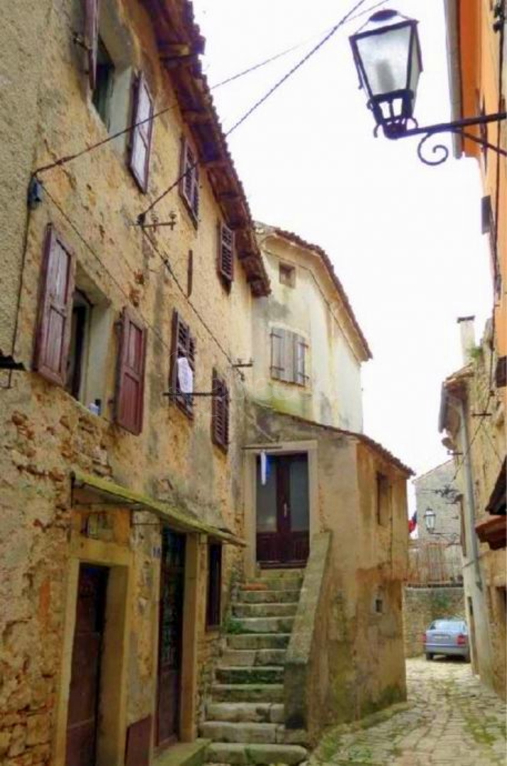 Priložnost! Kamnita hiša v centru Vodnjana za adaptacijo