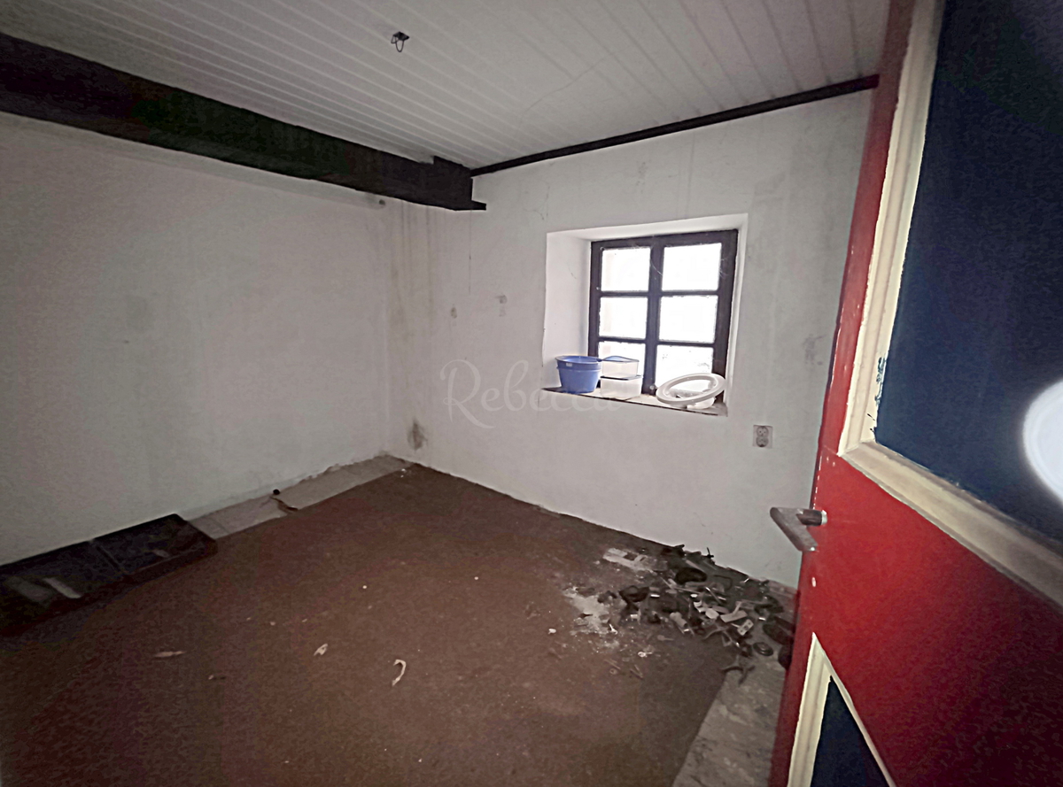 Priložnost! Kamnita hiša v centru Vodnjana za adaptacijo