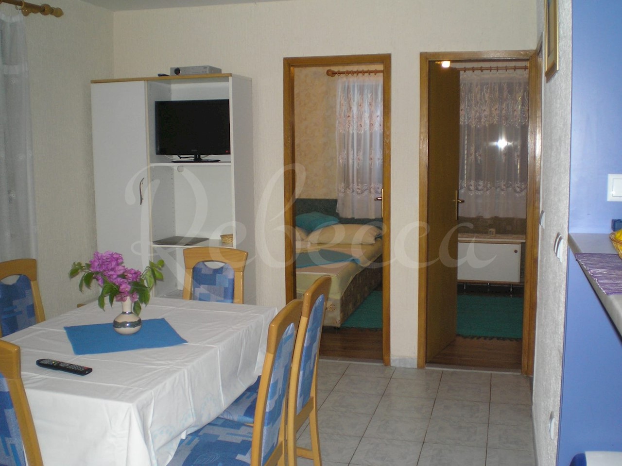 Posedarje, penzion z 10 apartmaji in bazenom, druga vrsta do morja!