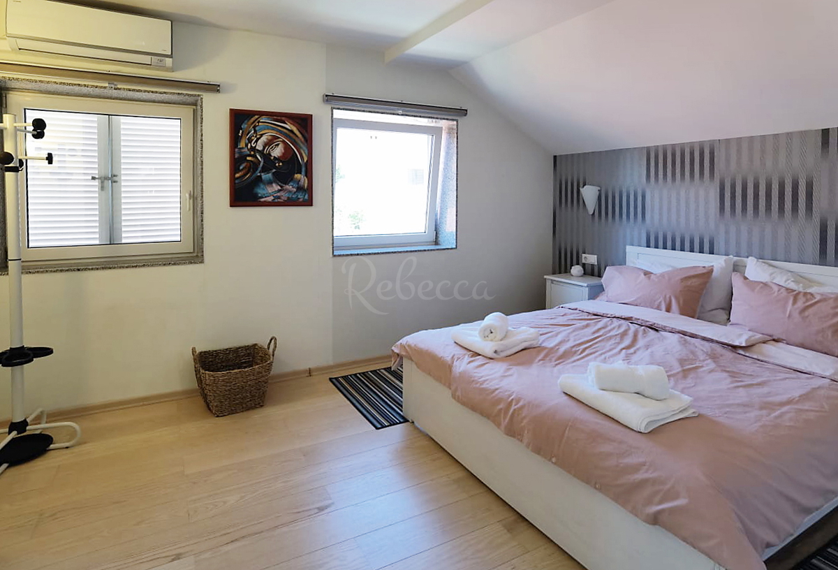 Vila z bazenom, pogled na morje, blizu plaže, Pomer