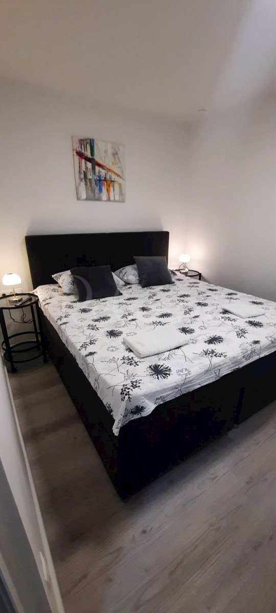 Biograd na Moru, popolnoma prenovljen apartma v centru (47,53 m2), 100 metrov od morja