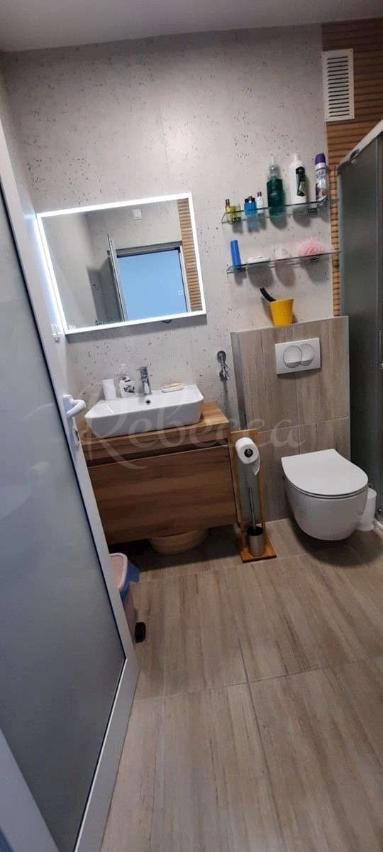 Biograd na Moru, popolnoma prenovljen apartma v centru (47,53 m2), 100 metrov od morja