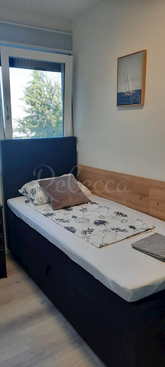 Biograd na Moru, popolnoma prenovljen apartma v centru (47,53 m2), 100 metrov od morja