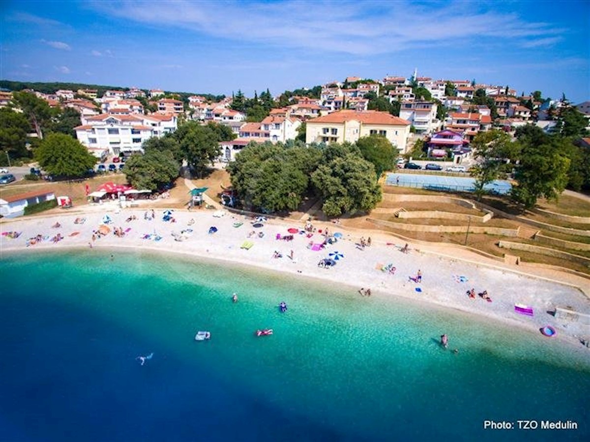 PRVA VRSTA DO MORJA - Pješčana Uvala Pula, odlična ponudba!