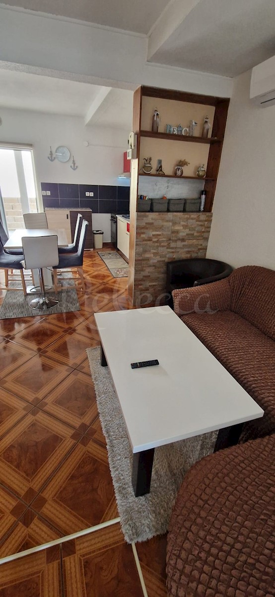 Vir, hiša z 2 apartmajema (148m2), 150 metrov do plaže