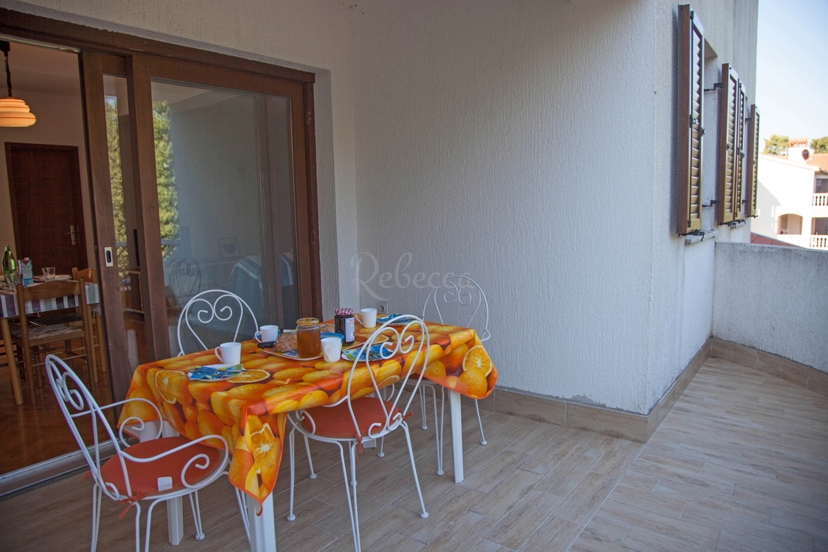 Apartmajska hiša, 700 m2, poslovni prostor, 400 m od morja, Banjole