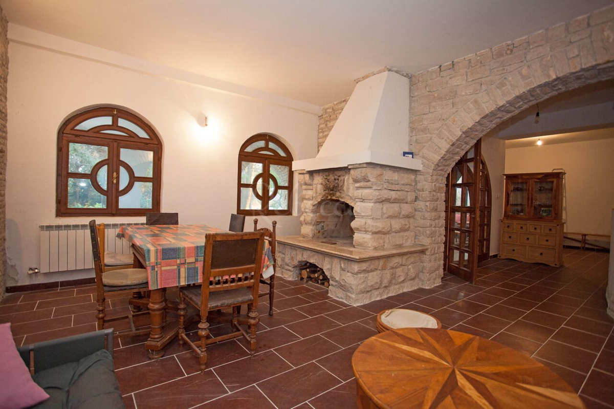 Apartmajska hiša, 700 m2, poslovni prostor, 400 m od morja, Banjole