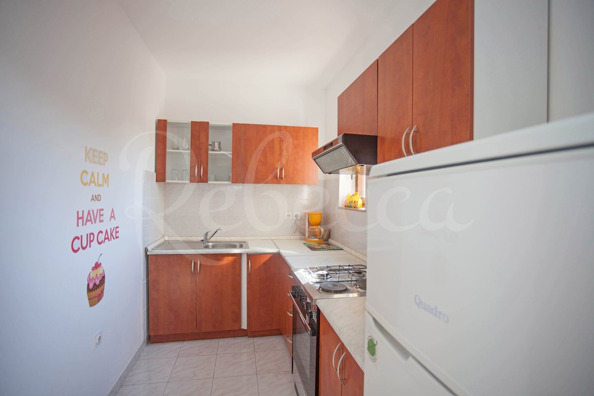 Apartmajska hiša, 700 m2, poslovni prostor, 400 m od morja, Banjole