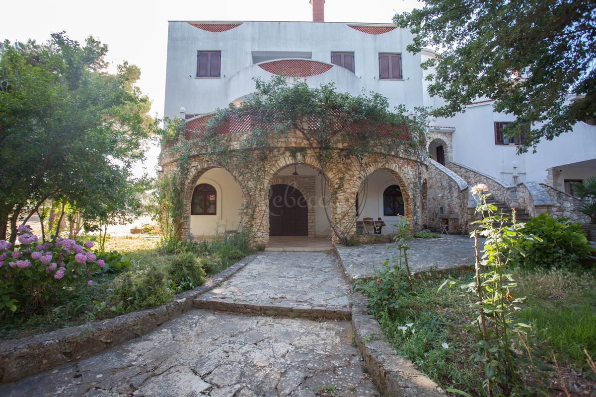 Apartmajska hiša, 700 m2, poslovni prostor, 400 m od morja, Banjole