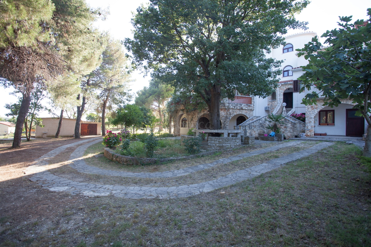 Apartmajska hiša, 700 m2, poslovni prostor, 400 m od morja, Banjole