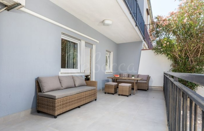 Hiša 220 m2, tri apartmaja, 300 m od morja, Medulin