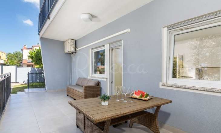 Hiša 220 m2, tri apartmaja, 300 m od morja, Medulin