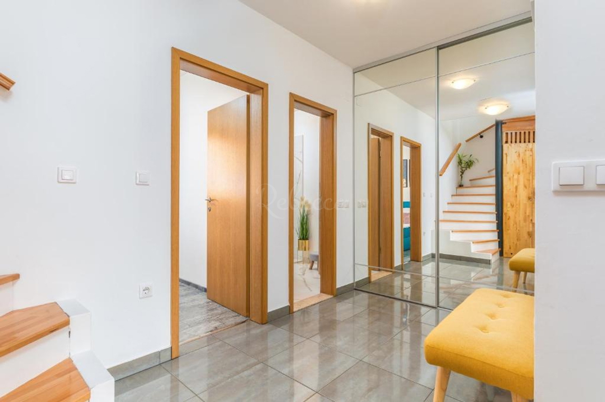 Dvoetažno stanovanje, 76 m2, parkirišče, Valbandon