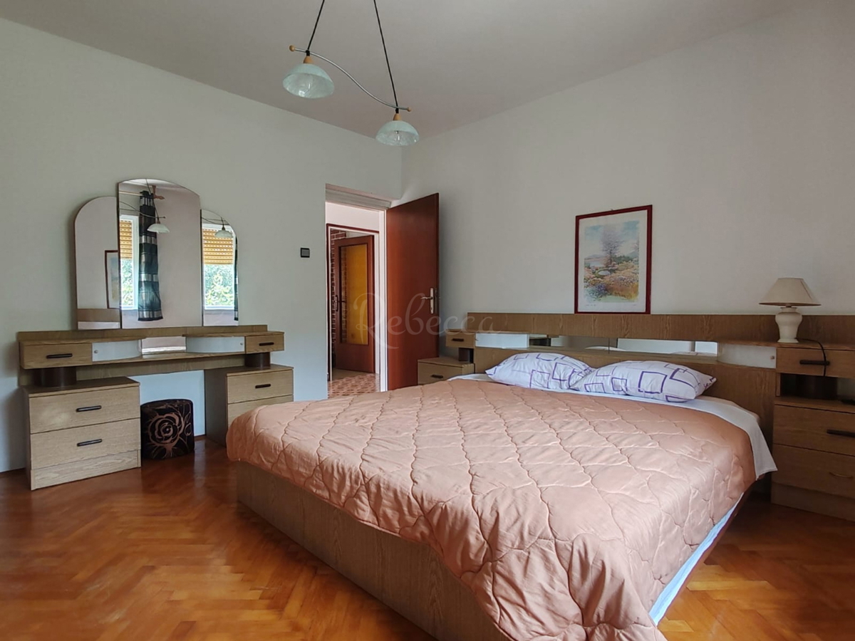Štinjan, samostoječa hiša z dvema stanovanjema in dodatnim apartmajem, 970 m od morja