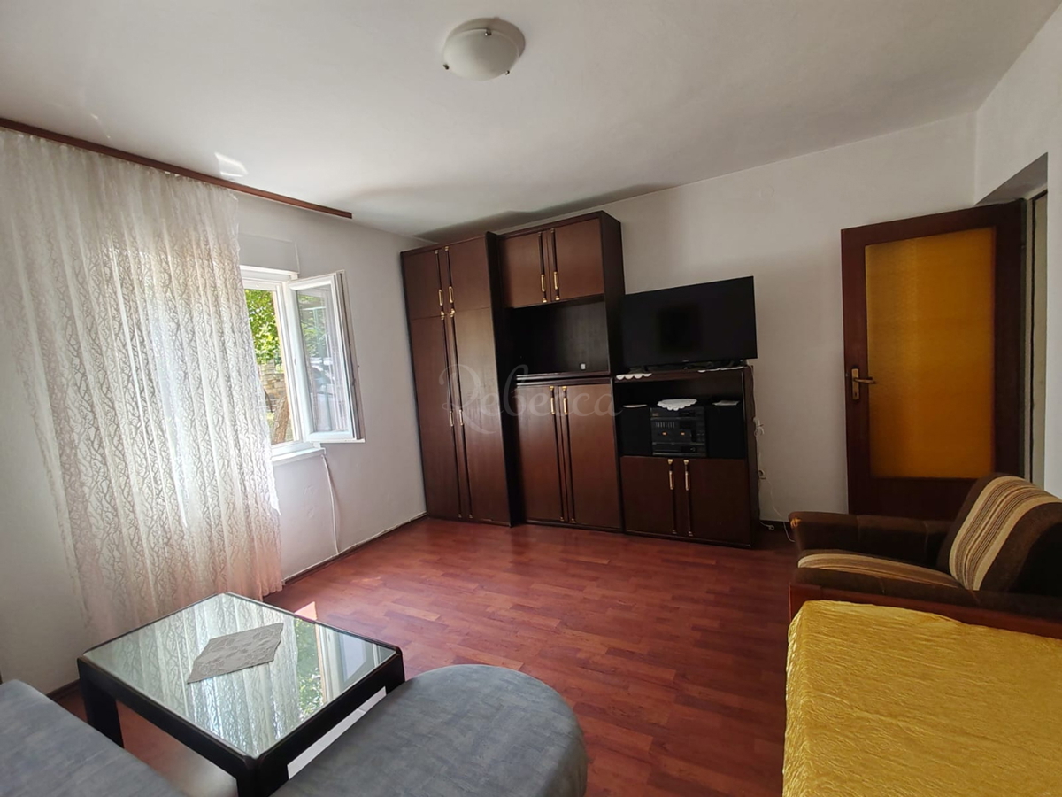 Štinjan, samostoječa hiša z dvema stanovanjema in dodatnim apartmajem, 970 m od morja