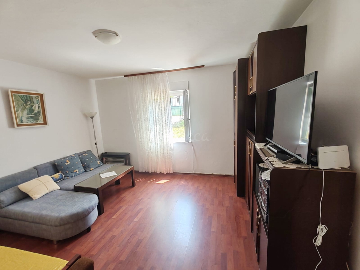 Štinjan, samostoječa hiša z dvema stanovanjema in dodatnim apartmajem, 970 m od morja