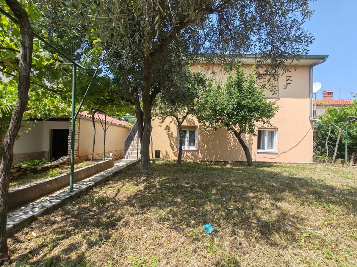 Štinjan, samostoječa hiša z dvema stanovanjema in dodatnim apartmajem, 970 m od morja