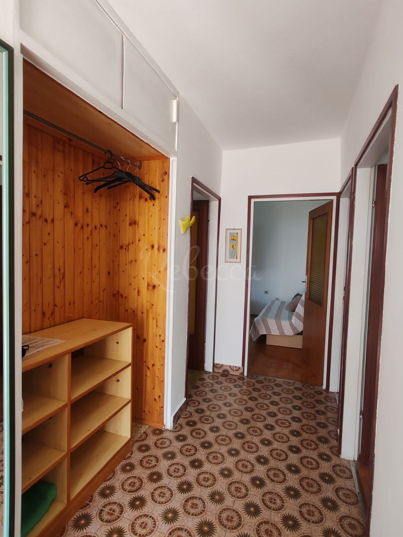 Štinjan, samostoječa hiša z dvema stanovanjema in dodatnim apartmajem, 970 m od morja