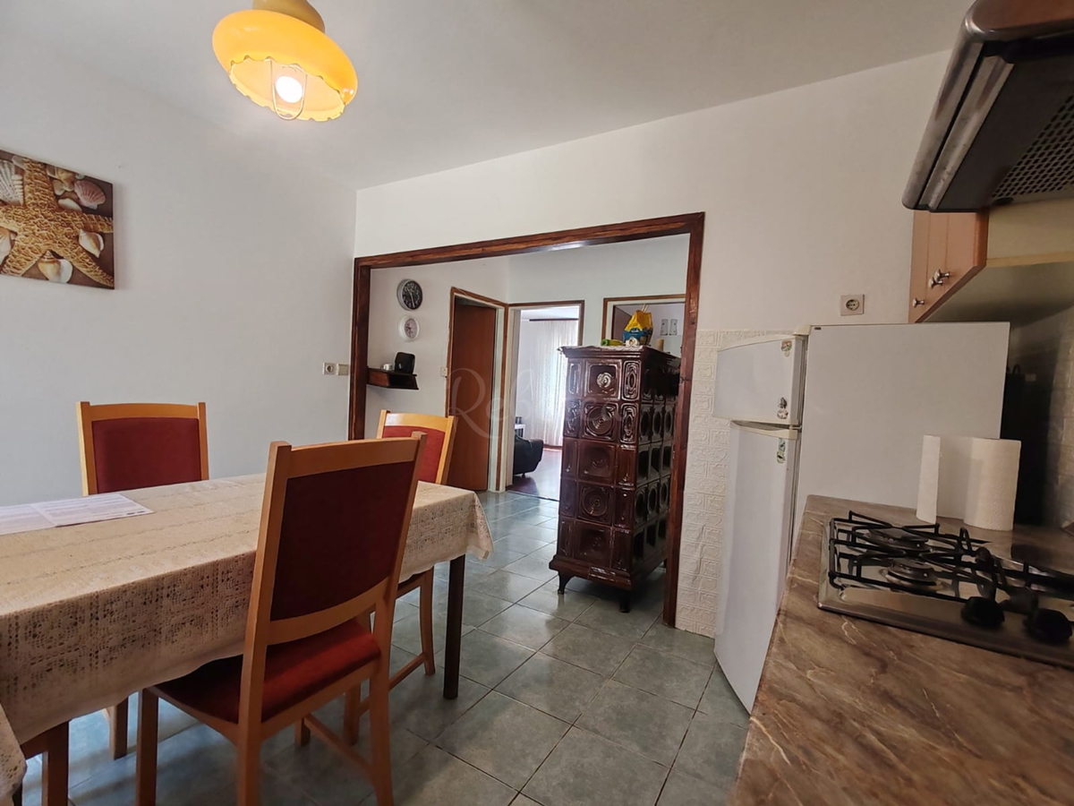 Štinjan, samostoječa hiša z dvema stanovanjema in dodatnim apartmajem, 970 m od morja