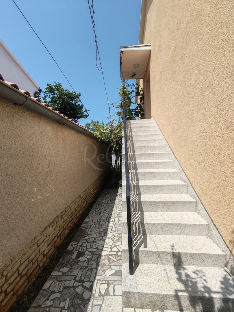 Štinjan, samostoječa hiša z dvema stanovanjema in dodatnim apartmajem, 970 m od morja