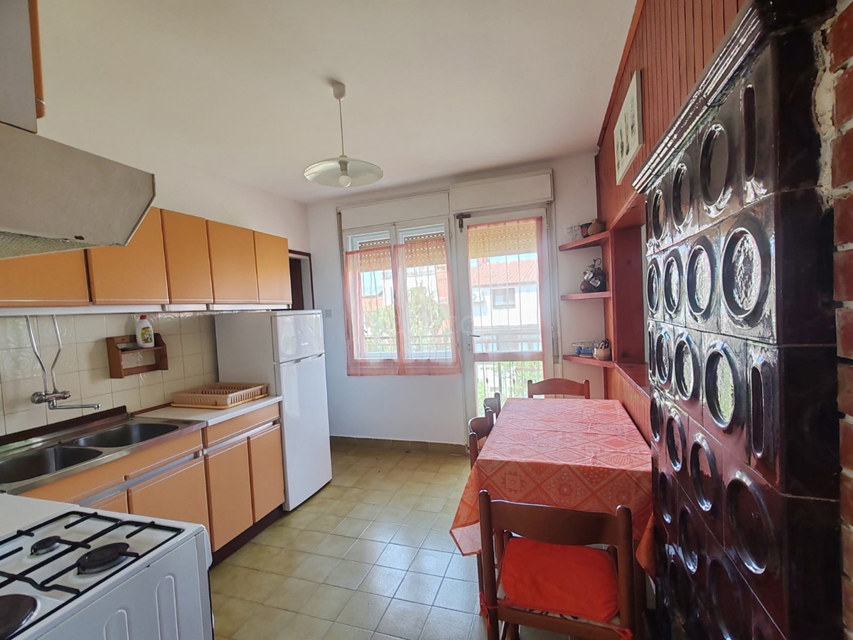 Štinjan, samostoječa hiša z dvema stanovanjema in dodatnim apartmajem, 970 m od morja
