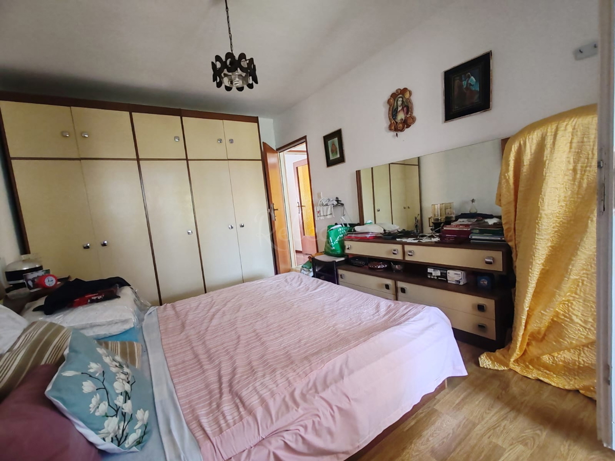 Štinjan, samostoječa hiša z dvema stanovanjema in dodatnim apartmajem, 970 m od morja