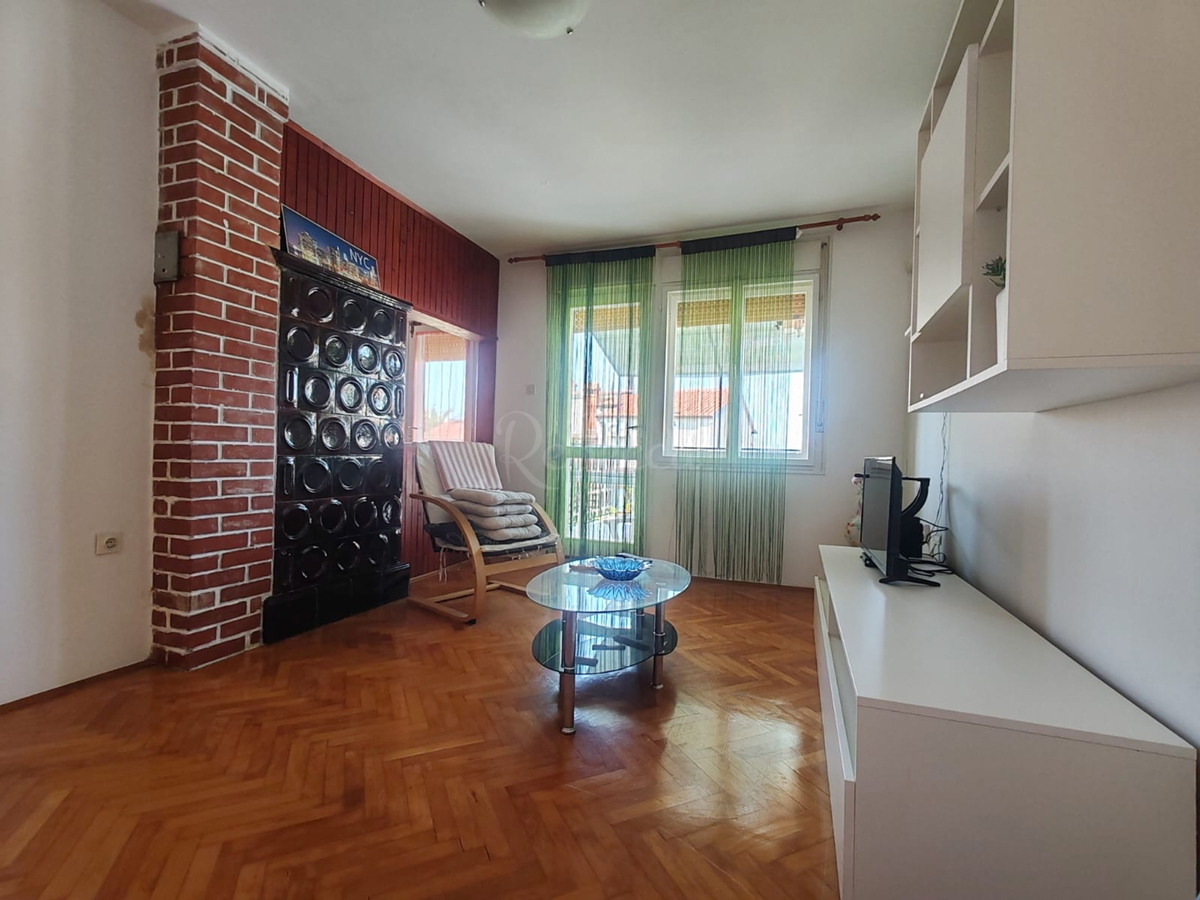 Štinjan, samostoječa hiša z dvema stanovanjema in dodatnim apartmajem, 970 m od morja