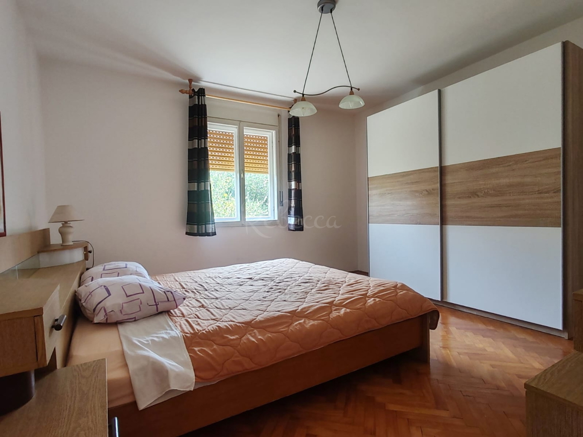 Štinjan, samostoječa hiša z dvema stanovanjema in dodatnim apartmajem, 970 m od morja