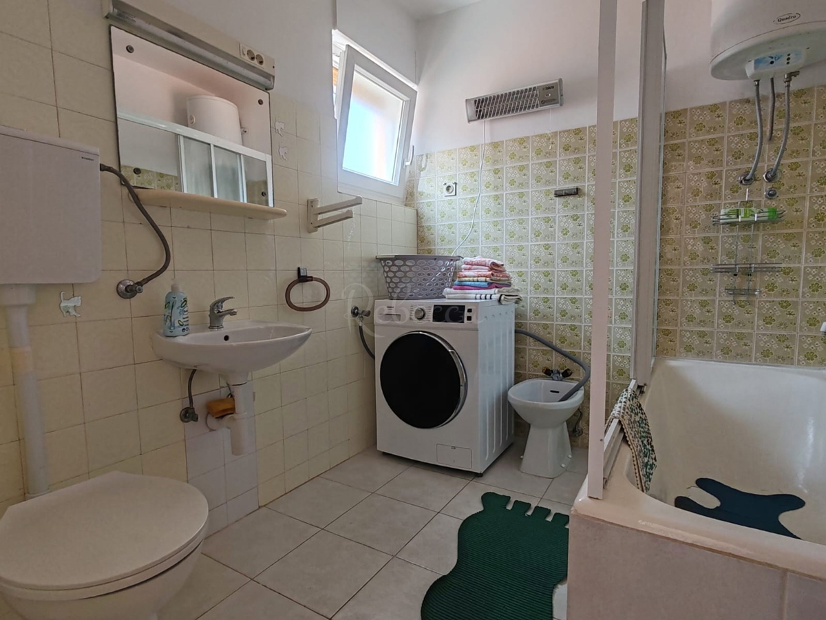 Štinjan, samostoječa hiša z dvema stanovanjema in dodatnim apartmajem, 970 m od morja