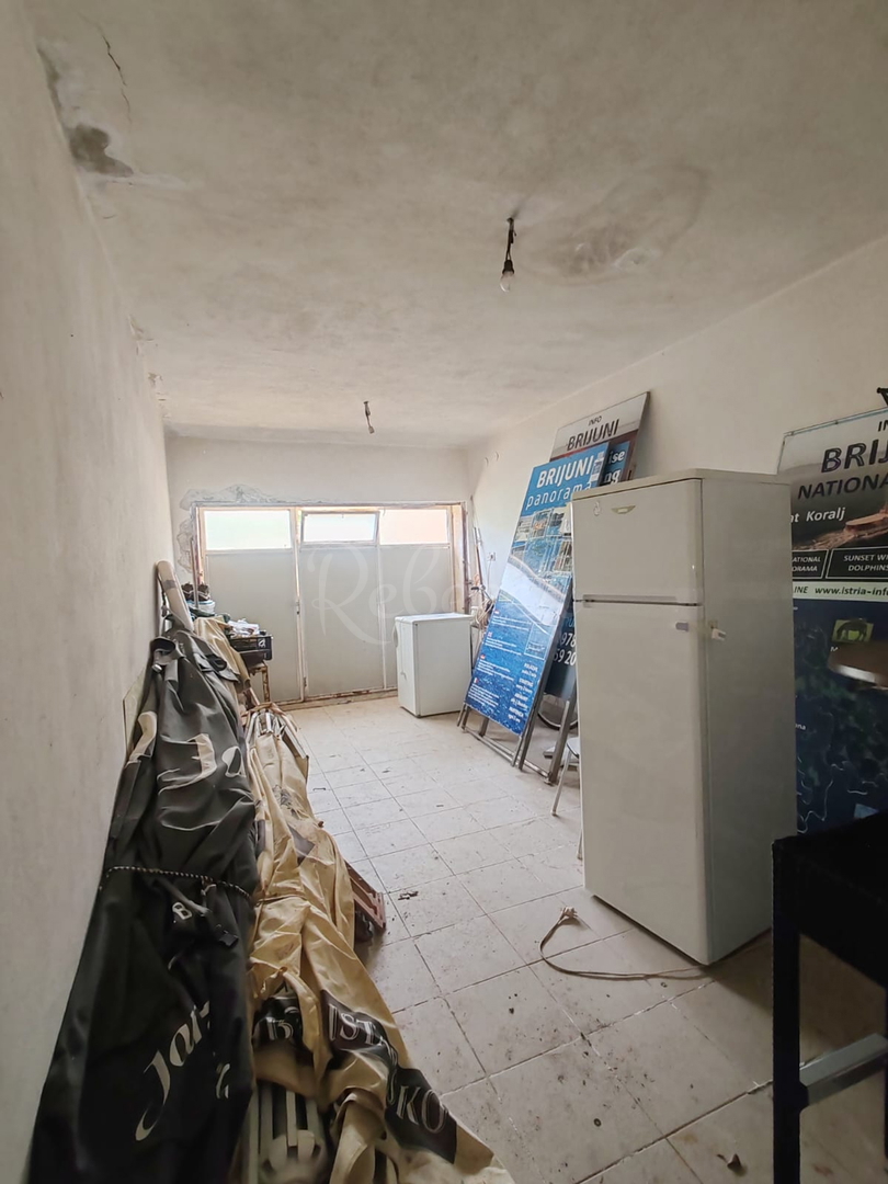 Štinjan, samostoječa hiša z dvema stanovanjema in dodatnim apartmajem, 970 m od morja