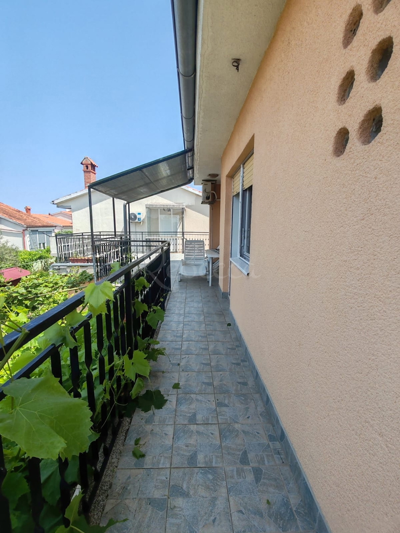 Štinjan, samostoječa hiša z dvema stanovanjema in dodatnim apartmajem, 970 m od morja