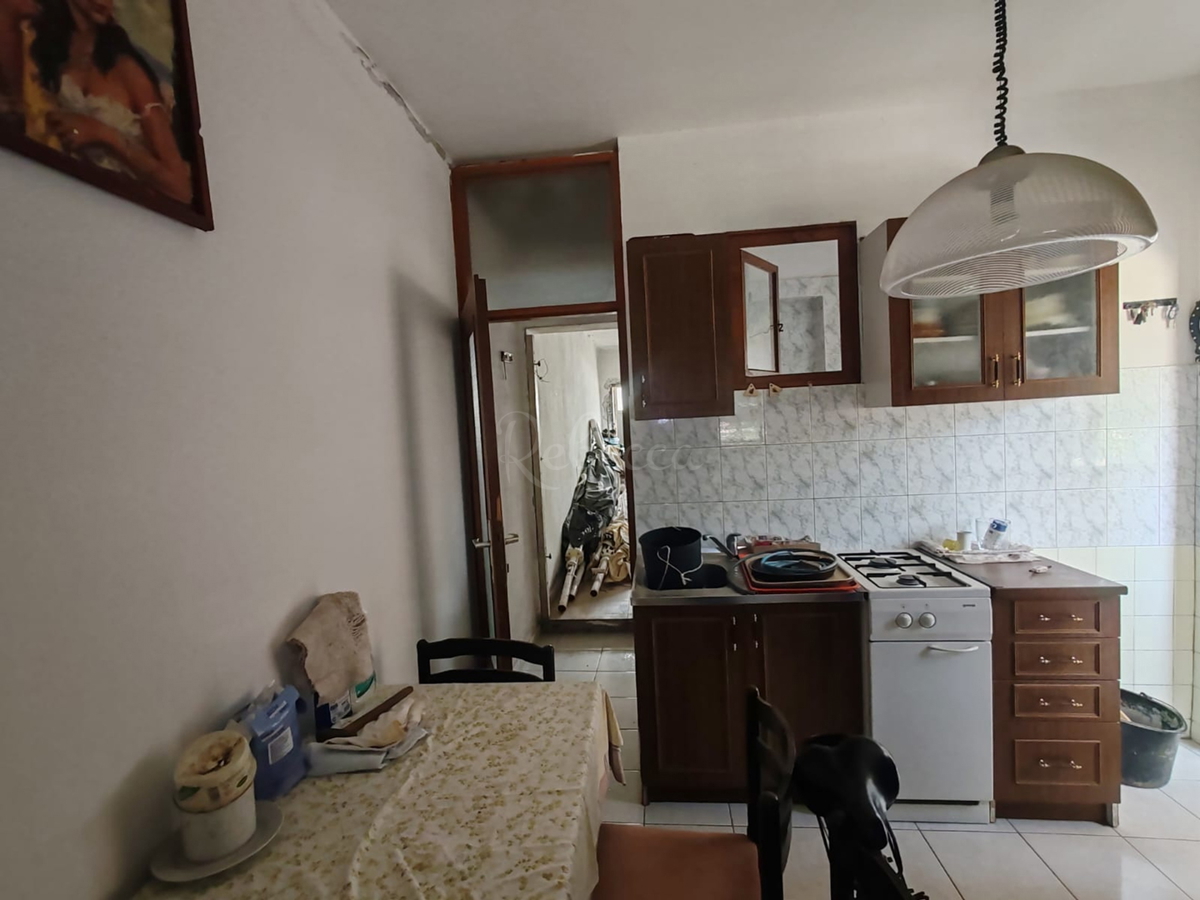 Štinjan, samostoječa hiša z dvema stanovanjema in dodatnim apartmajem, 970 m od morja