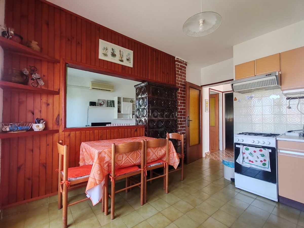 Štinjan, samostoječa hiša z dvema stanovanjema in dodatnim apartmajem, 970 m od morja