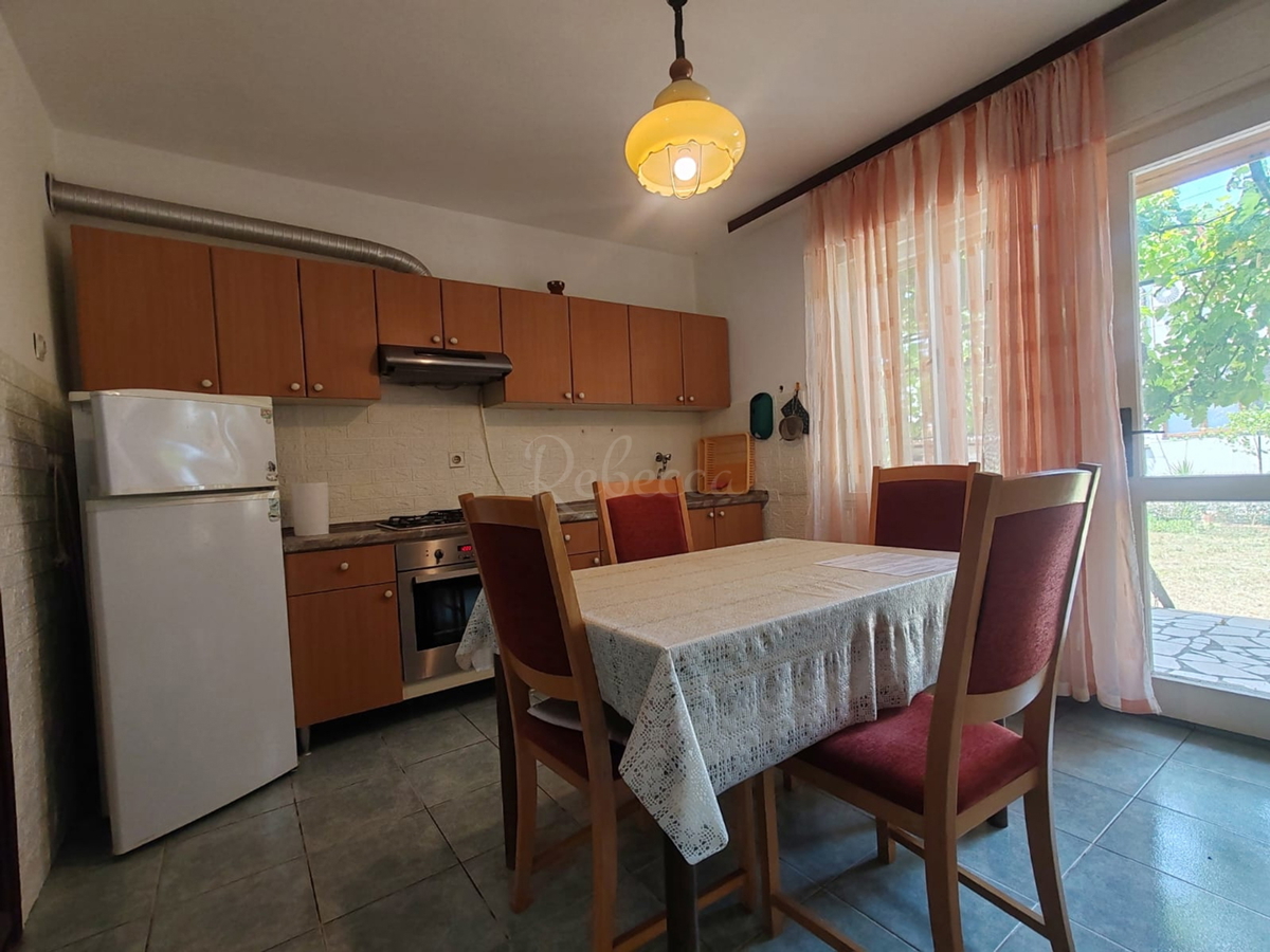 Štinjan, samostoječa hiša z dvema stanovanjema in dodatnim apartmajem, 970 m od morja