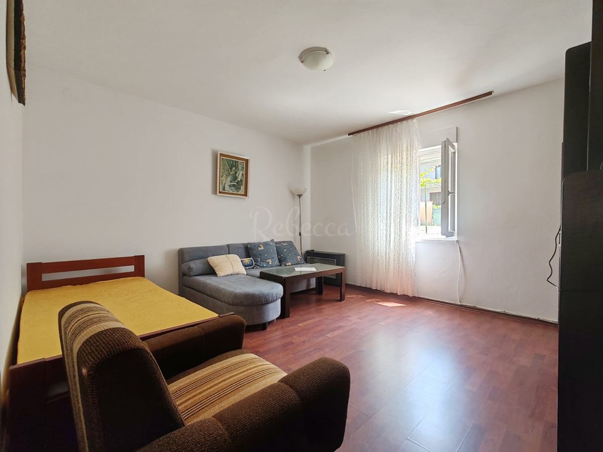 Štinjan, samostoječa hiša z dvema stanovanjema in dodatnim apartmajem, 970 m od morja