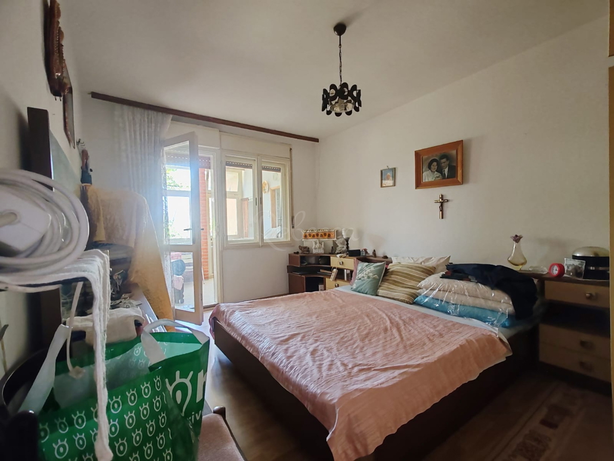 Štinjan, samostoječa hiša z dvema stanovanjema in dodatnim apartmajem, 970 m od morja
