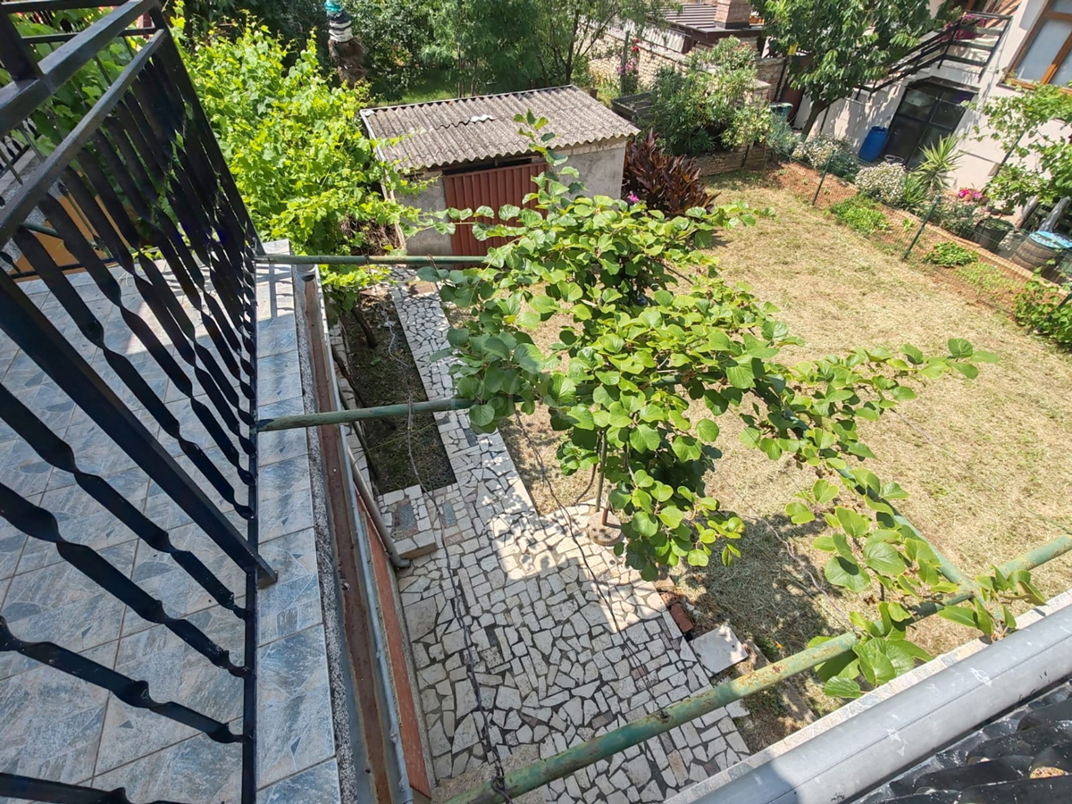 Štinjan, samostoječa hiša z dvema stanovanjema in dodatnim apartmajem, 970 m od morja